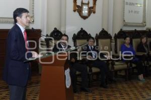 ENTREGA RECONOCIMIIENTO VISITANTE NOTARIO JAVIER PEREZ ALMARAZ