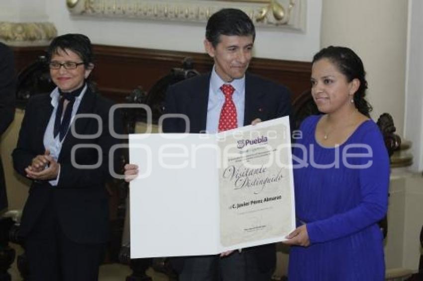 ENTREGA RECONOCIMIIENTO VISITANTE NOTARIO JAVIER PEREZ ALMARAZ