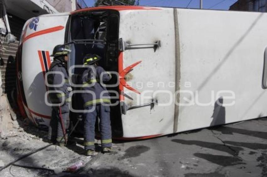 VOLCADURA CAMIÓN TRANSPORTE PÚBLICO