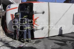 VOLCADURA CAMIÓN TRANSPORTE PÚBLICO