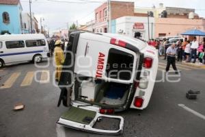 CHOQUE DE AMBULANCIA Y COMBI