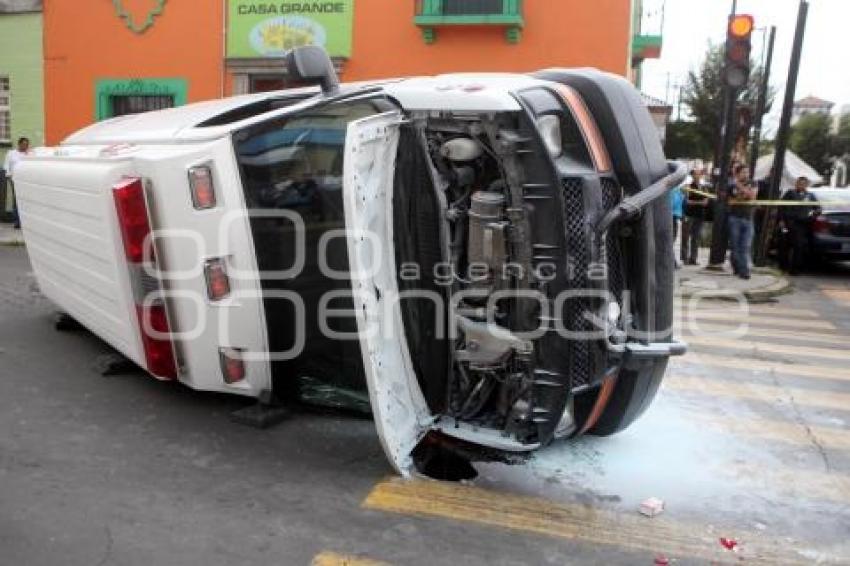 CHOQUE DE AMBULANCIA Y COMBI
