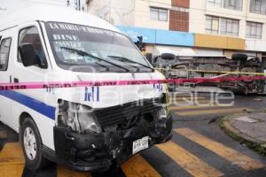 CHOQUE DE AMBULANCIA Y COMBI