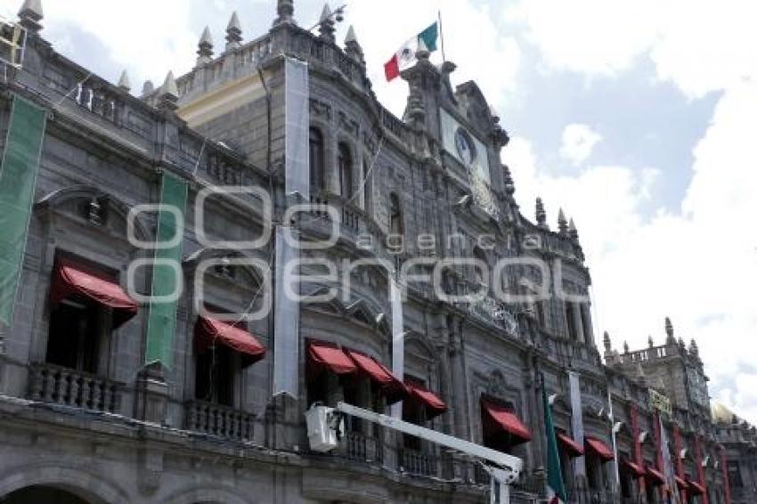 COLOCAN ADORNOS PATRIOS EN PALACIO MUNICIPAL