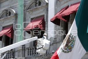 COLOCAN ADORNOS PATRIOS EN PALACIO MUNICIPAL