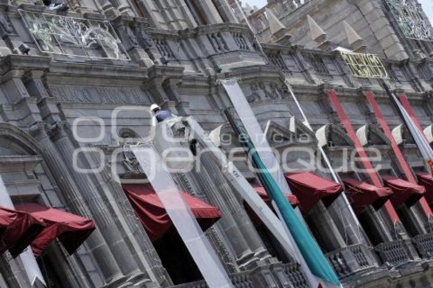 COLOCAN ADORNOS PATRIOS EN PALACIO MUNICIPAL