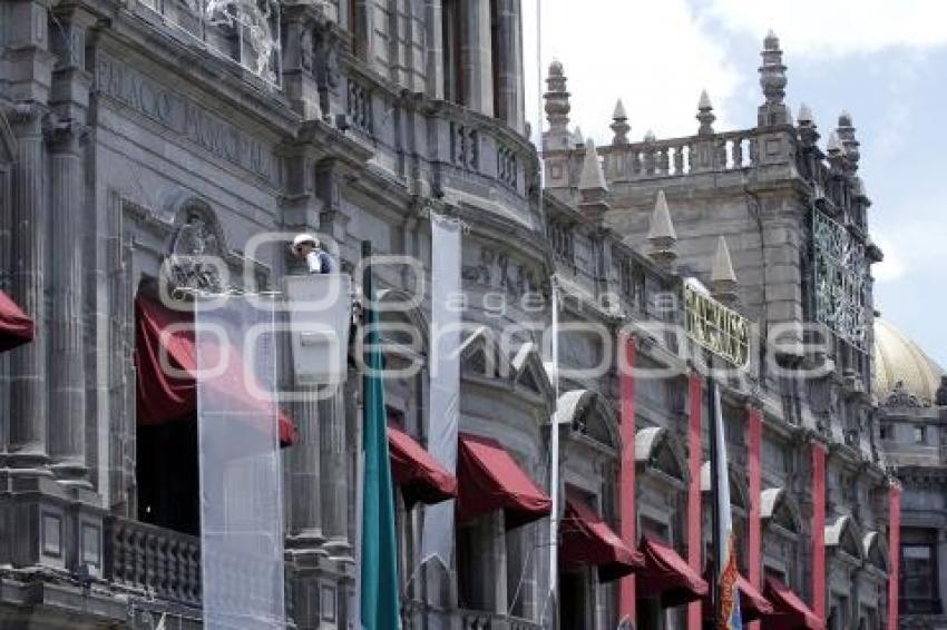 COLOCAN ADORNOS PATRIOS EN PALACIO MUNICIPAL