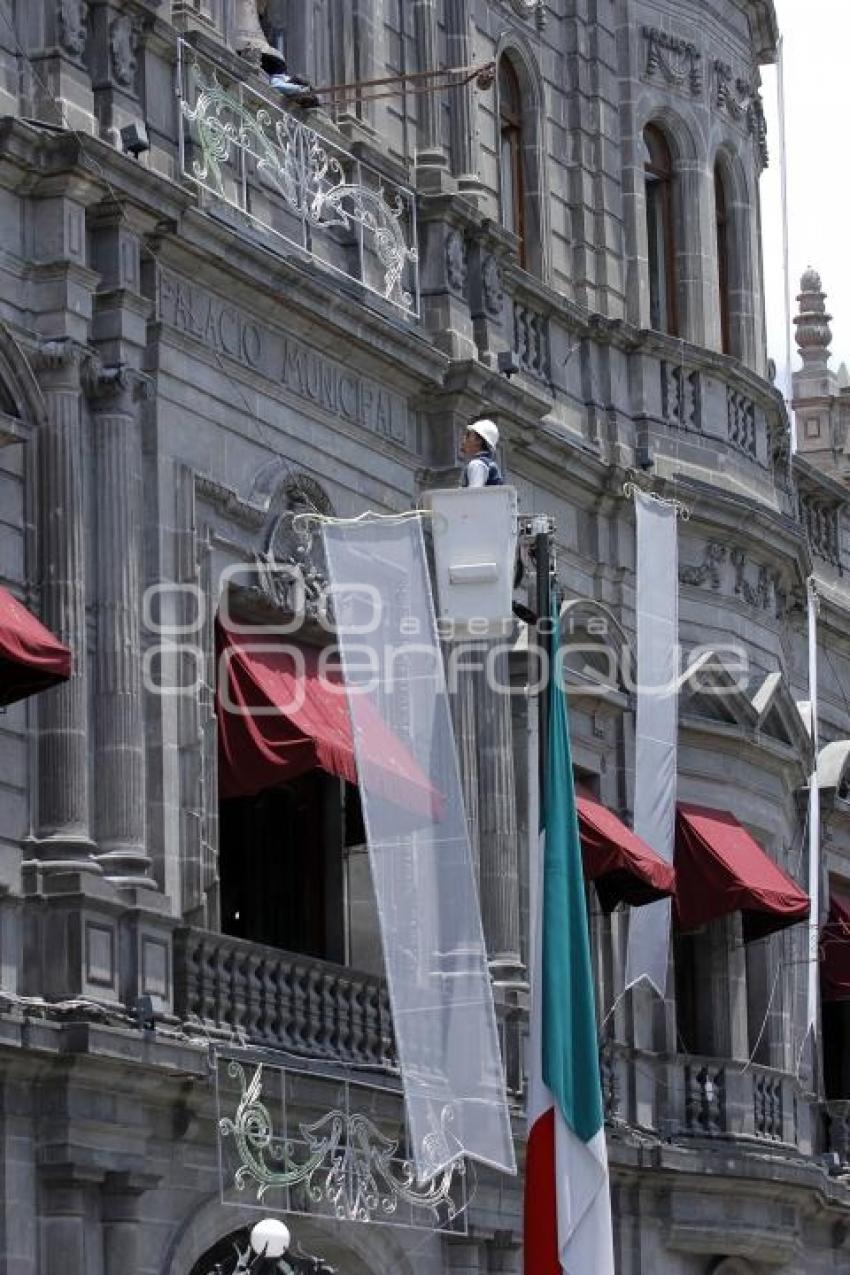 COLOCAN ADORNOS PATRIOS EN PALACIO MUNICIPAL