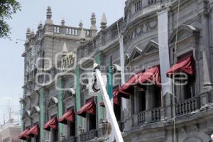 COLOCAN ADORNOS PATRIOS EN PALACIO MUNICIPAL