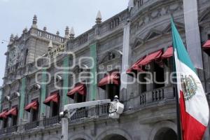 COLOCAN ADORNOS PATRIOS EN PALACIO MUNICIPAL