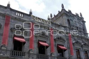 COLOCAN ADORNOS PATRIOS EN PALACIO MUNICIPAL