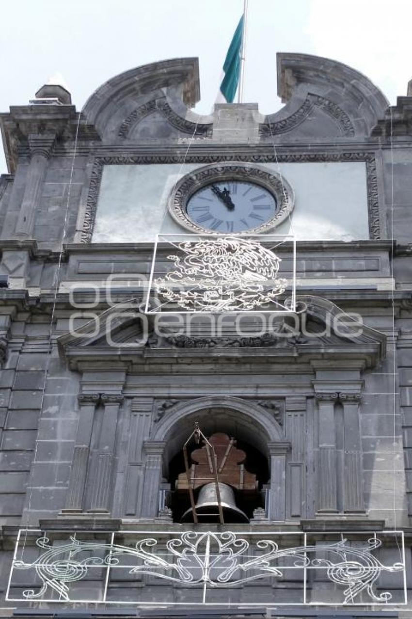 COLOCAN ADORNOS PATRIOS EN PALACIO MUNICIPAL