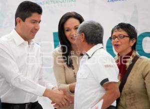DE LA MANO DE LOS ABUELOS