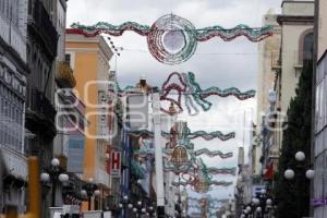 COLOCAN ADORNOS PATRIOS EN JUAN DE PALAFOX