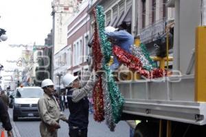 COLOCAN ADORNOS PATRIOS EN JUAN DE PALAFOX