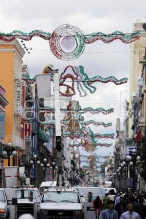 COLOCAN ADORNOS PATRIOS EN JUAN DE PALAFOX