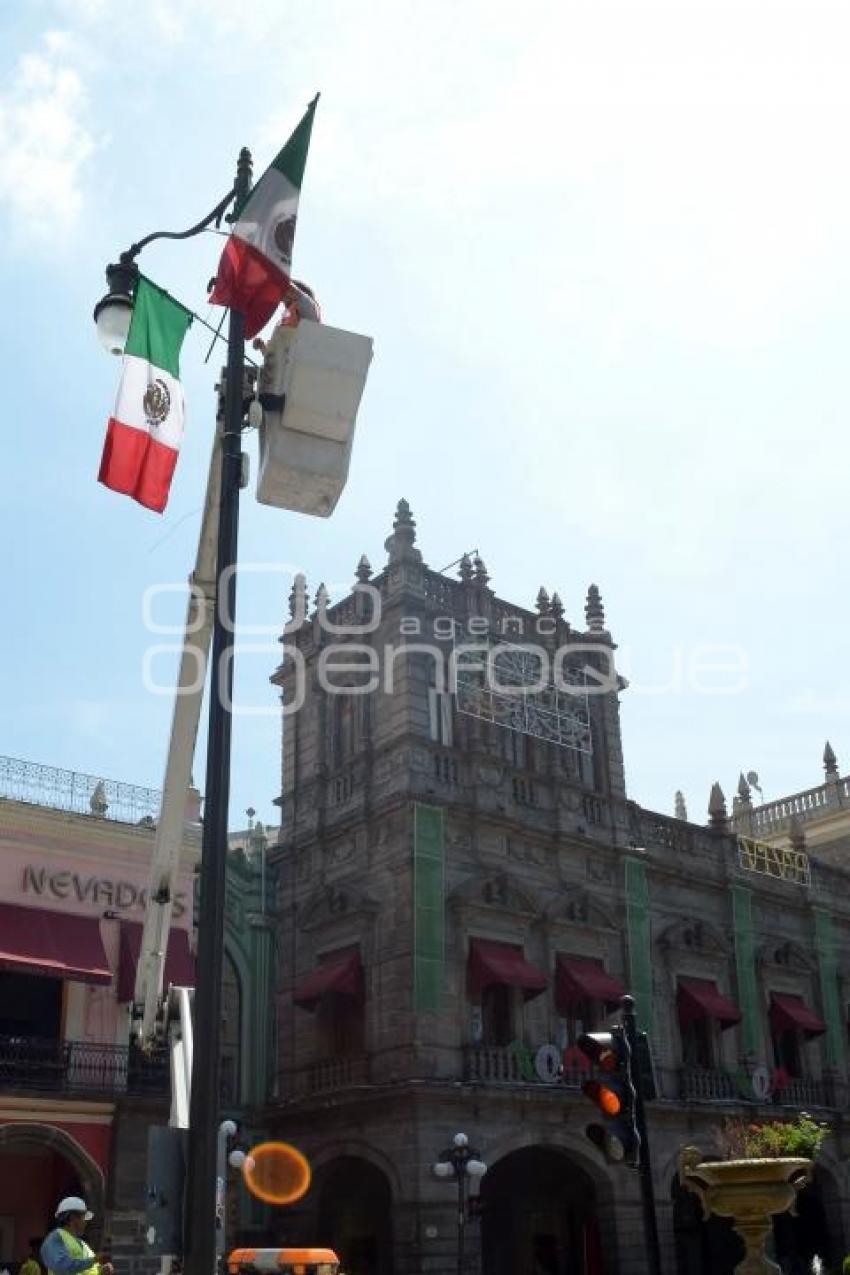 COLOCAN ADORNOS PATRIOS EN EL ZÓCALO DE LA CIUDAD