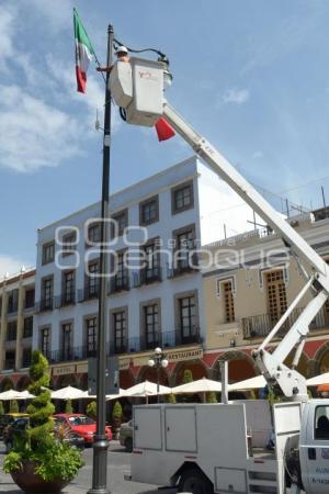 COLOCAN ADORNOS PATRIOS EN EL ZÓCALO DE LA CIUDAD