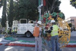 COLOCAN ADORNOS PATRIOS EN EL ZÓCALO DE LA CIUDAD