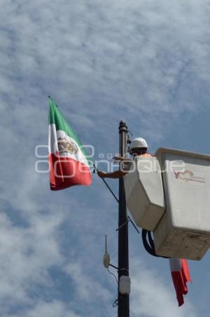 COLOCAN ADORNOS PATRIOS EN EL ZÓCALO DE LA CIUDAD