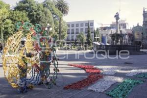 COLOCAN ADORNOS PATRIOS EN EL ZÓCALO DE LA CIUDAD