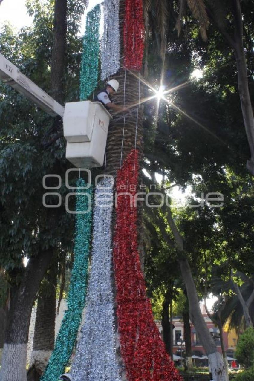 COLOCAN ADORNOS PATRIOS EN EL ZÓCALO DE LA CIUDAD