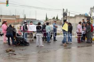 PADRES DE FAMILIA BLOQUEAN CARRIL DE METROBÚS