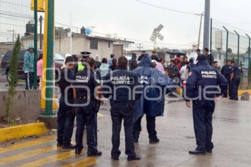 PADRES DE FAMILIA BLOQUEAN CARRIL DE METROBÚS