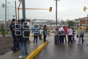 PADRES DE FAMILIA BLOQUEAN CARRIL DE METROBÚS