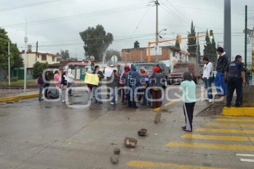 PADRES DE FAMILIA BLOQUEAN CARRIL DE METROBÚS