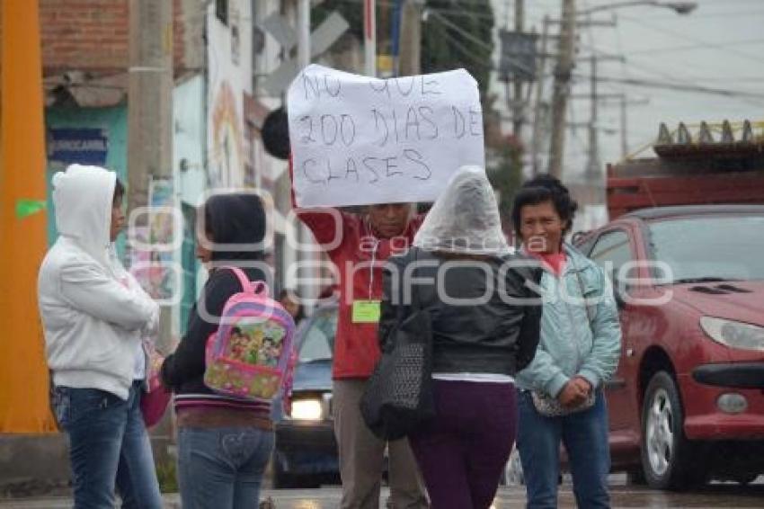PADRES DE FAMILIA BLOQUEAN CARRIL DE METROBÚS
