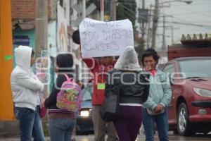 PADRES DE FAMILIA BLOQUEAN CARRIL DE METROBÚS