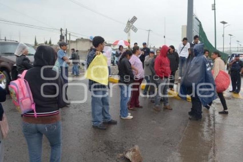 PADRES DE FAMILIA BLOQUEAN CARRIL DE METROBÚS