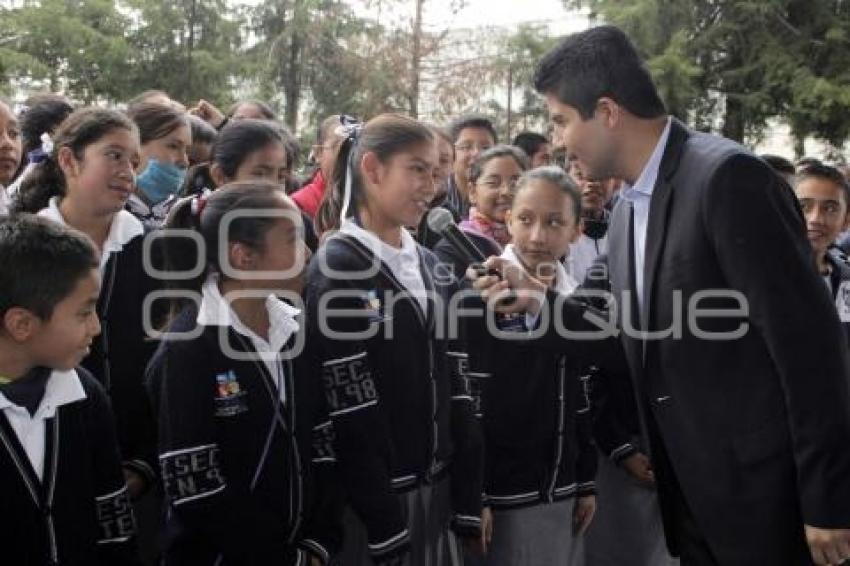 RIVERA INAUGURA AULA DE MEDIOS