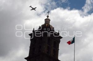 AVIÓN MILITAR SOBREVUELA EL ZÓCALO