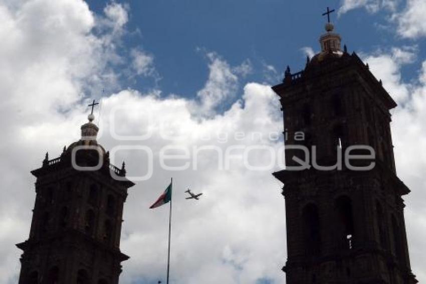 AVIÓN MILITAR SOBREVUELA EL ZÓCALO