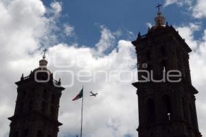 AVIÓN MILITAR SOBREVUELA EL ZÓCALO