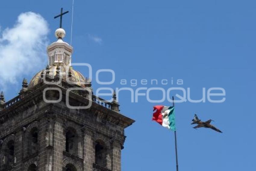 AVIÓN MILITAR SOBREVUELA EL ZÓCALO