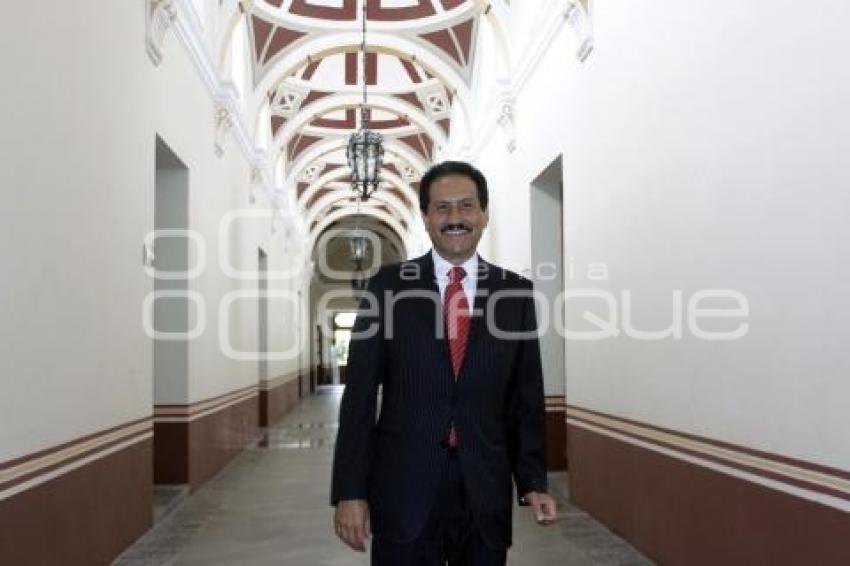 ALFONSO ESPARZA RECIBE EL RESPALDO DEL CONSEJO UNIVERSITARIO