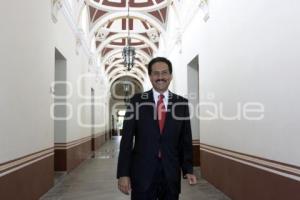 ALFONSO ESPARZA RECIBE EL RESPALDO DEL CONSEJO UNIVERSITARIO