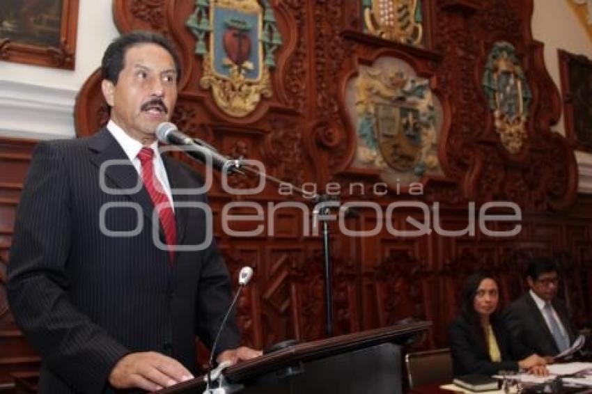 ALFONSO ESPARZA RECIBE EL RESPALDO DEL CONSEJO UNIVERSITARIO