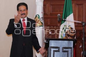 ALFONSO ESPARZA RECIBE EL RESPALDO DEL CONSEJO UNIVERSITARIO