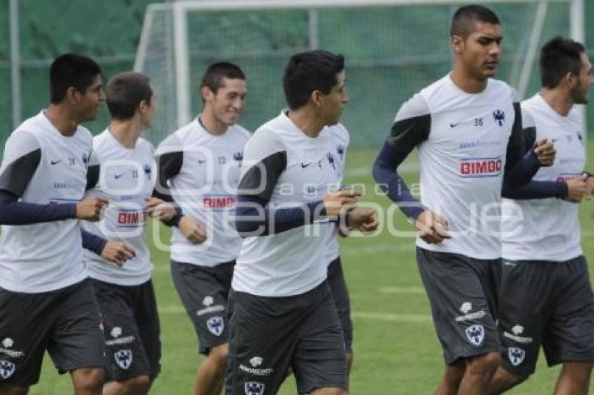 ENTRENA RAYADOS DE MONTERREY EN PUEBLA