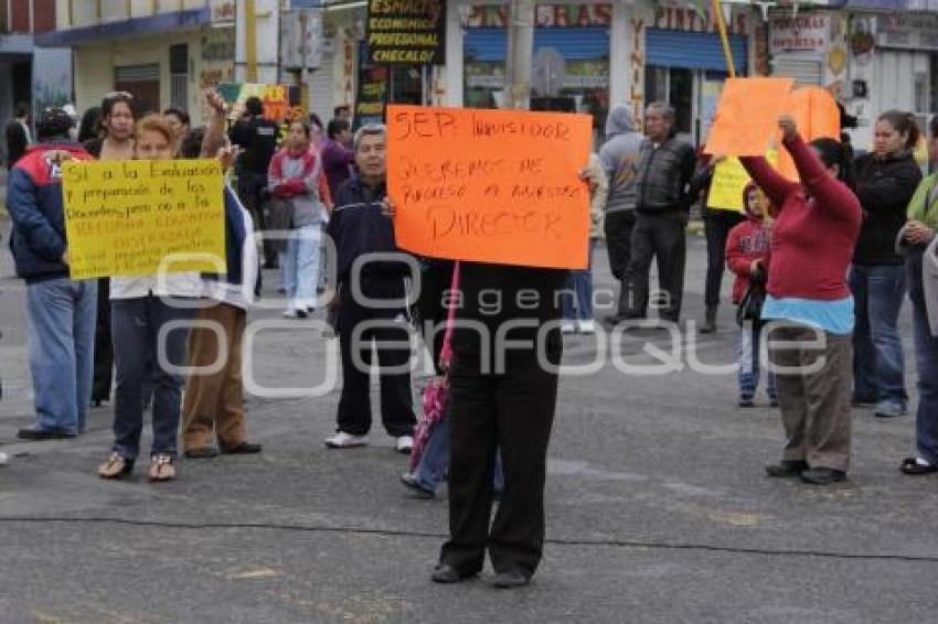 MANIFESTACIÓN DE PADRES DE FAMILIA POR REMOCIÓN DE DIRECTOR