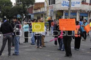 MANIFESTACIÓN DE PADRES DE FAMILIA POR REMOCIÓN DE DIRECTOR