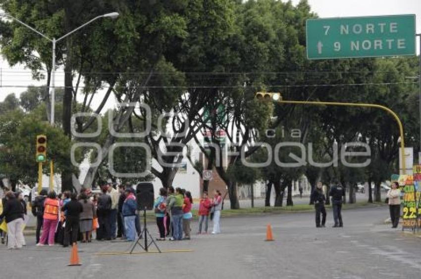 MANIFESTACIÓN DE PADRES DE FAMILIA POR REMOCIÓN DE DIRECTOR