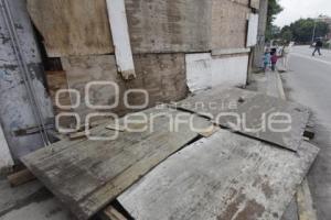 TABLAS ESTORBAN A PEATONES
