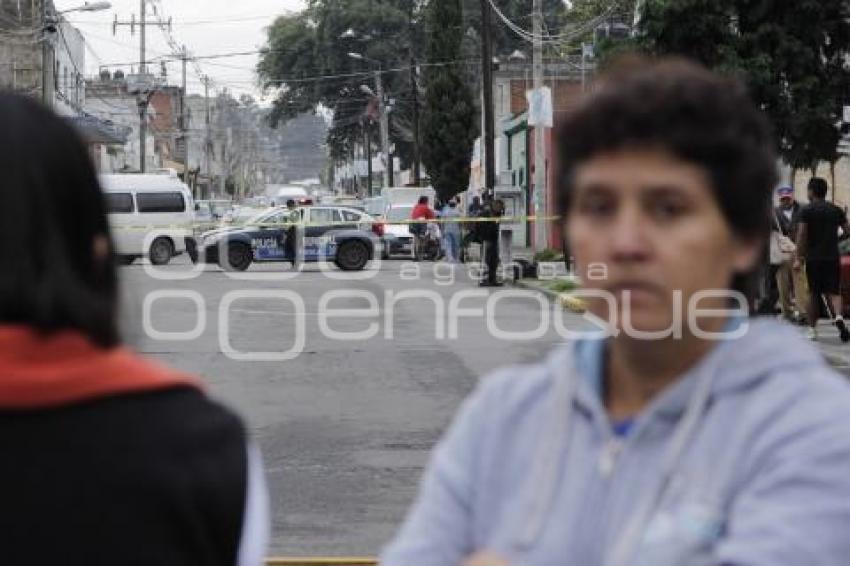 MANIFESTACIÓN DE PADRES DE FAMILIA POR REMOCIÓN DE DIRECTOR