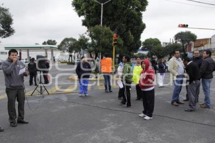 MANIFESTACIÓN DE PADRES DE FAMILIA POR REMOCIÓN DE DIRECTOR