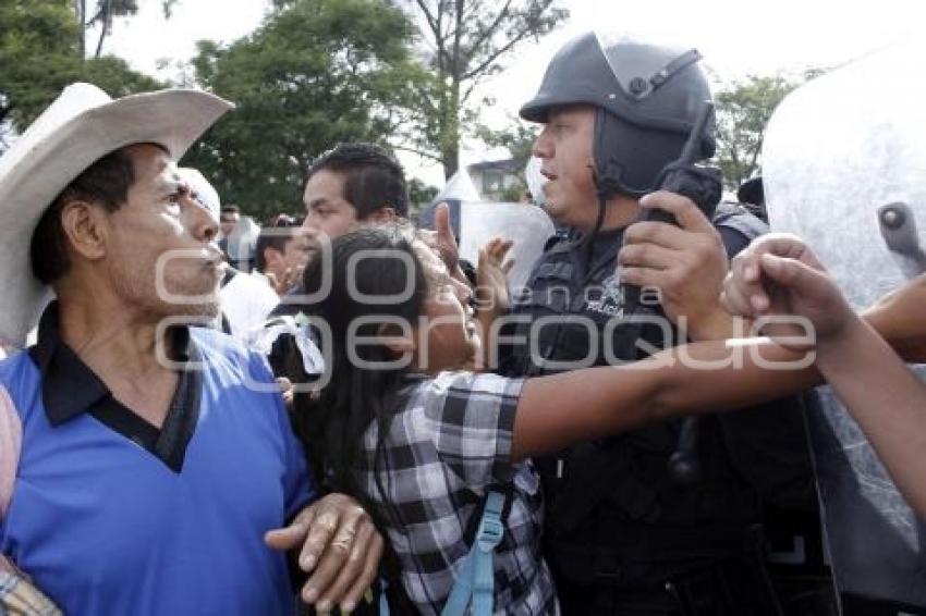 CONATO DE BRONCA ENTRE MAESTROS Y GRANADEROS